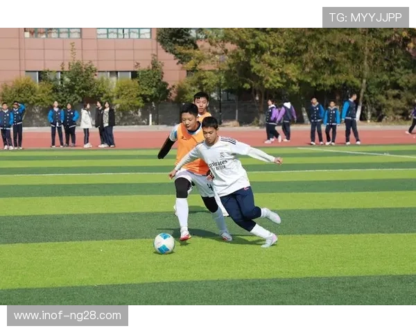 广州队迎强敌鏖战绿茵赛场激烈对抗彰显团队拼搏精神